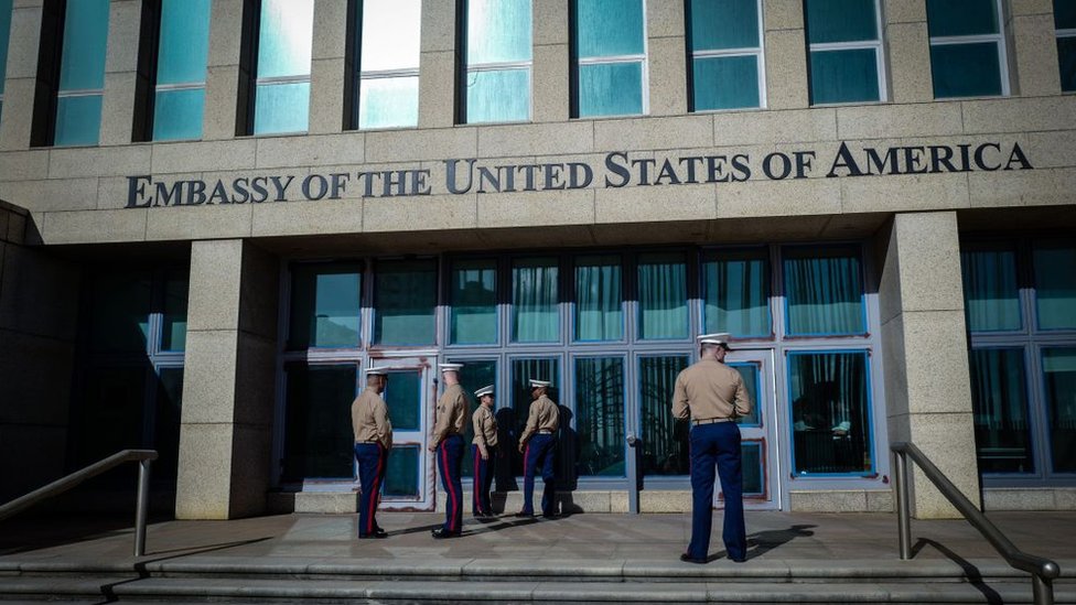 Морские пехотинцы охраняют вход в посольство США в Гаване, Куба
