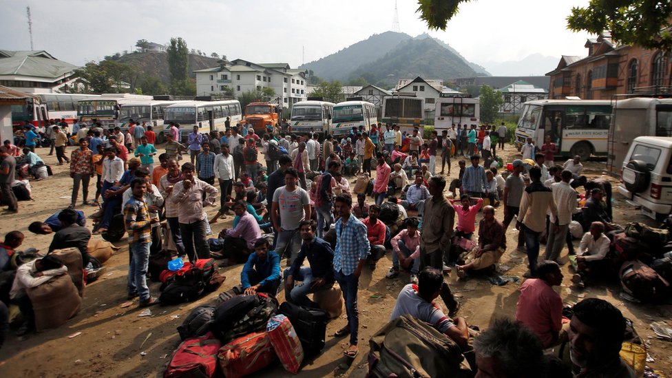 Kuşatma yüzünden Srinagar otogarında mahsur kalan yolcular