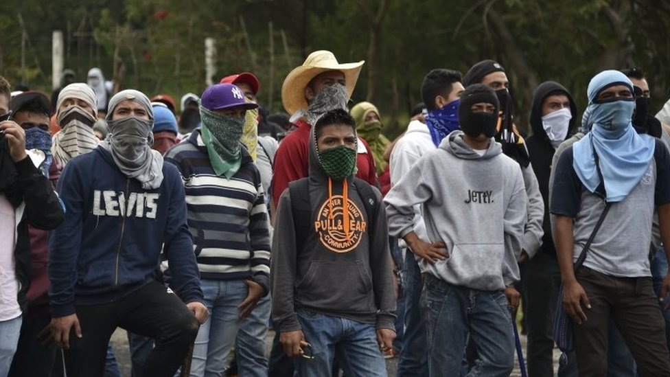 Студенты-преподаватели из Айотзинапы, разгневанные исчезновением 43 студентов, во время столкновений с ОМОНом на шоссе Тикстла-Чильпансинго в Тикстле, штат Герреро, Мексика, 22 сентября 2015 г.