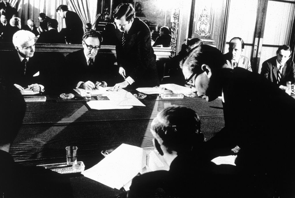 El entonces secretario de Estado de EE.UU., Henry Kissinger, y el político y general norvietnamita Le Duc Tho firmaron en París el tratado que puso fin a la guerra de Vietnam.