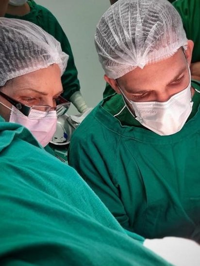 Pesquisadores realizam clitoroplastias na Maternidade-Escola Assis Chateaubriand, no Ceará, ensinando a técnica para outros médicos