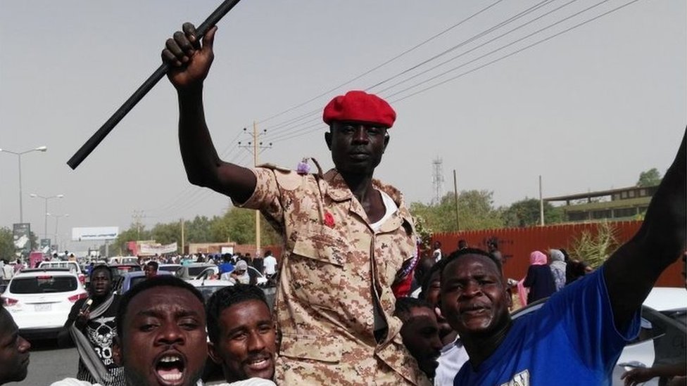 جندي سوداني ينضم للمتظاهرين