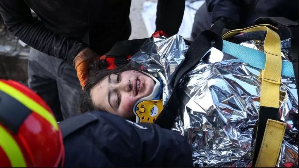 عمال الإنقاذ يحملون جودي البالغة من العمر 12 عاما من بين أنقاض مبنى منهار