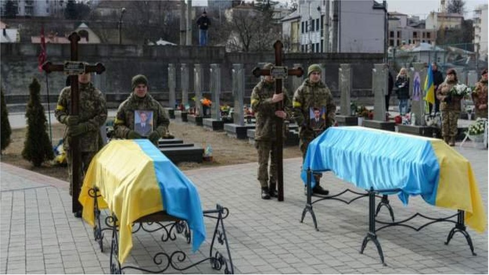 在烏克蘭西部城市利沃夫，當局為三名陣亡的烏克蘭士兵舉行葬禮。