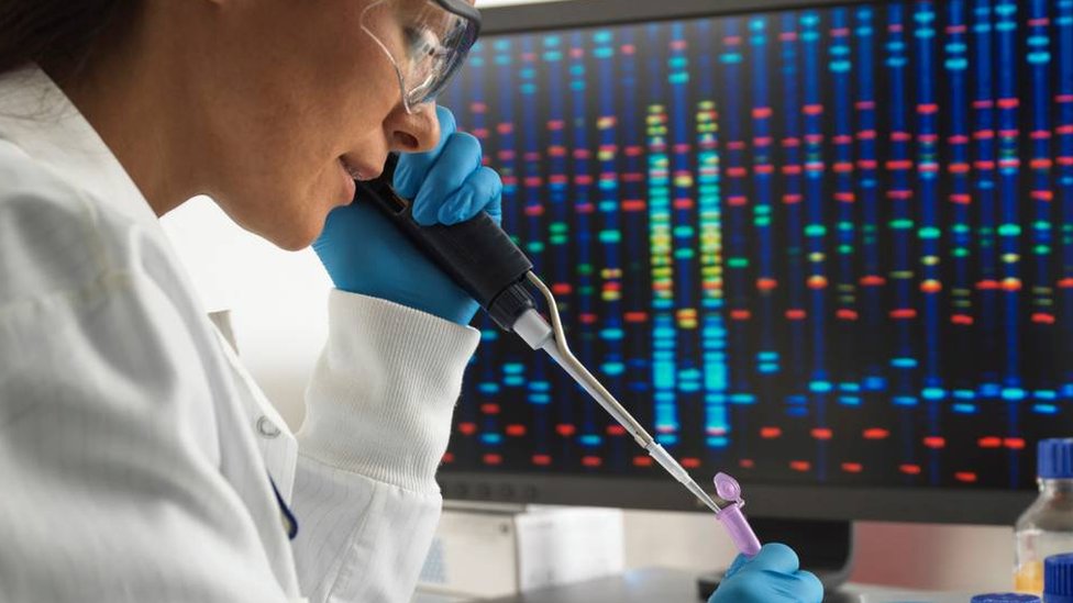 Mujer en un laboratorio haciendo una prueba de ADN