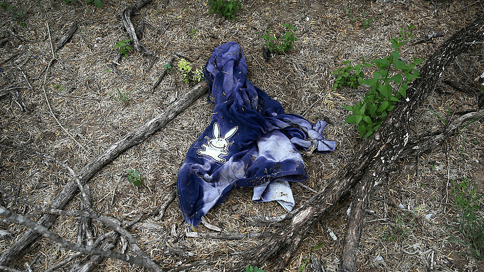 Don White suele hallar ropa porque los migrantes se van quitando prendas. Ropa en un rancho de Falfurrias