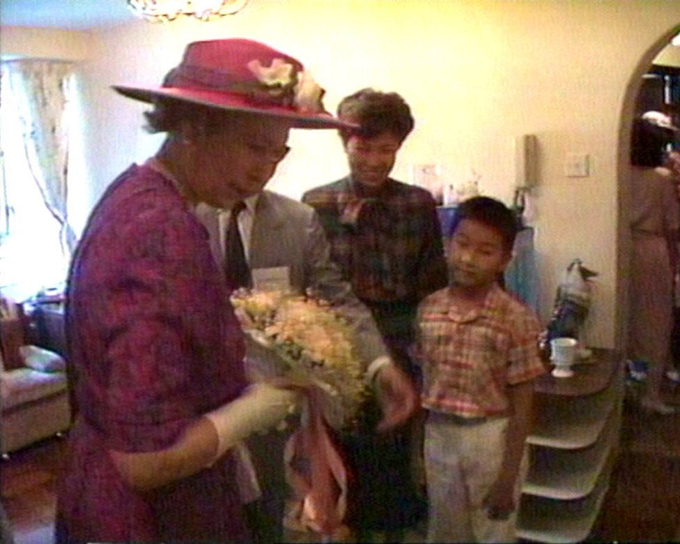 英女王伊麗莎白二世（左）訪問香港新界沙田隆亨邨探望普通家庭（22/10/1986）