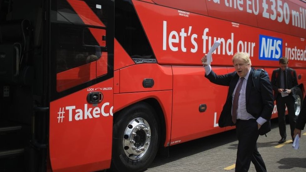 Печально известный красный автобус Brexit во время кампании референдума с участником Brexit Борисом Джонсоном