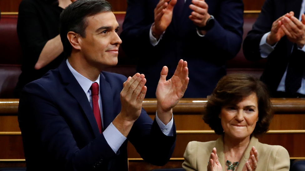 Педро Санчес празднует победу в парламенте 7 января
