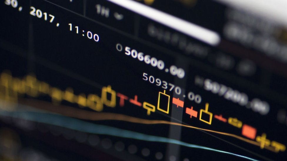 El Banco Central de China prohibió las "ofertas públicas iniciales" con monedas virtuales. Pantalla