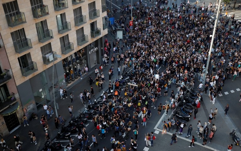 Manifestantes en la plaza Universidad de Barcelona Manifestantes en la plaza Universidad de Barcelona