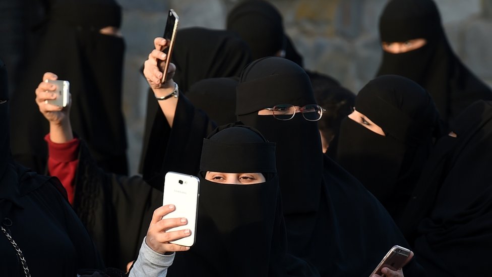 Саудовские женщины со смартфонами