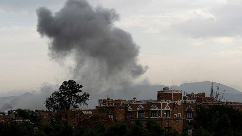 سحابة دخان إثر غارة شنتها قوات التحالف بقيادة السعودية استهدفت مسلحين في صنعاء (صورة أرشيفية)