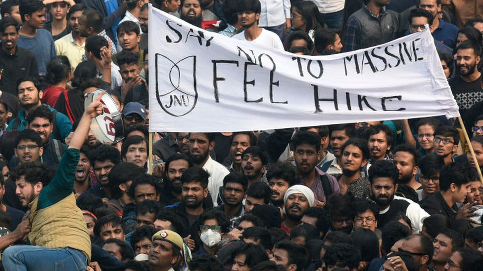 Студенты JNU протестуют против повышения платы за обучение у Всеиндийского совета по техническому образованию во время созыва JNU