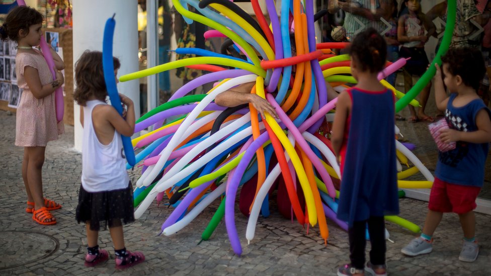 Художник Фелипе Васконселос выступает во время митинга, организованного артистами и демонстрантами под названием «Censura Nunca Mais» («Цензура никогда больше») перед Музеем искусств Рио (MAR) во время Дня детей Бразилии в Рио-де-Жанейро, Бразилия, 12 октября , 2017.