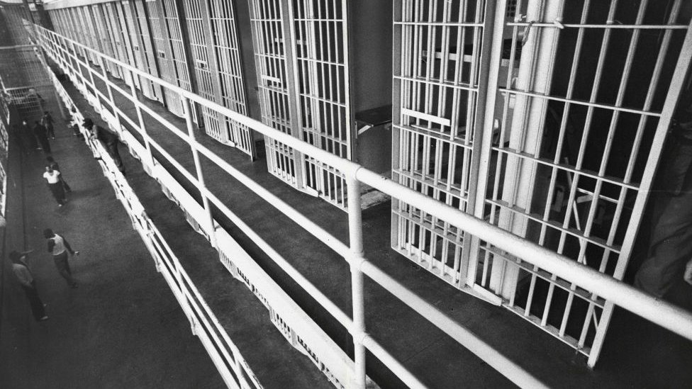 Интерьер тюрьмы Райкерс на фото 1983 года