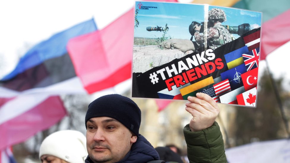 Un ucraniano sostiene un cartel agradeciendo a la OTAN por las armas en una protesta en Kyiv en enero de 2022