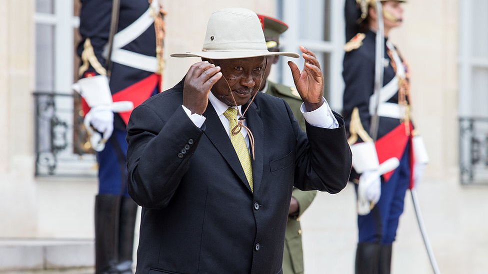 Президент Уганды Йовери Мусевени в шляпе во время визита во Францию ??