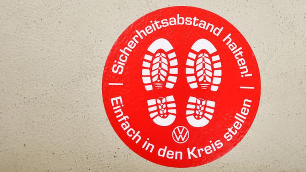 Табличка на заводе Volkswagen в Вольфсбурге, напоминающая сотрудникам держаться на безопасном расстоянии от других