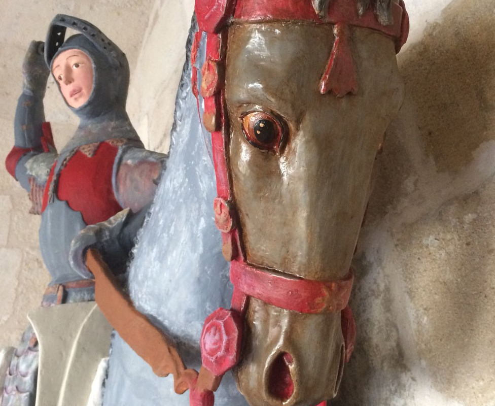 Estatua de San Jorge sobre su caballo.