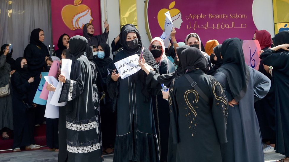 Sekelompok perempuan memprotes keputusan Taliban melarang salon kecantikan.