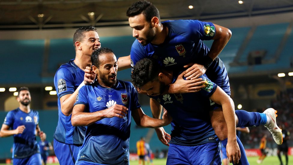 لاعبو الأهلي يحتفلون بهدف الفوز