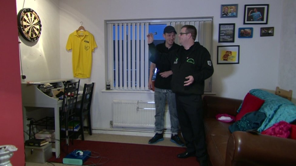 Los hermanos comparten ahora temporalmente un departamento. Roy Aspinall and Billy Smith