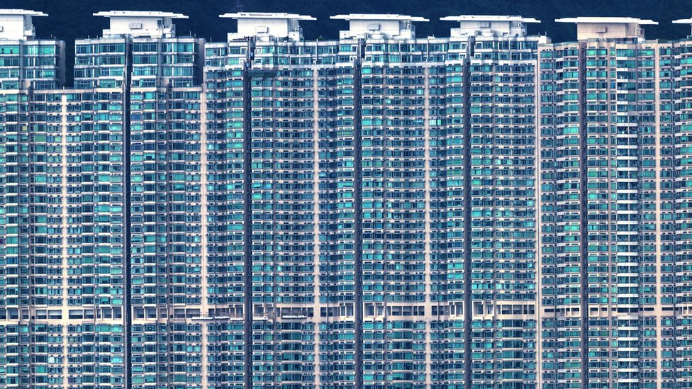 在香港買房安居是很艱難的人生大事。