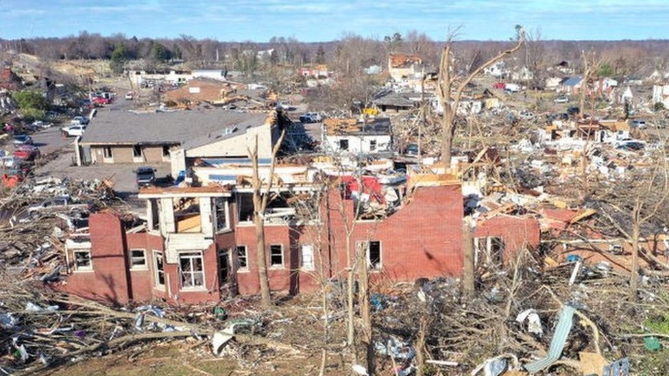 دمرت المنازل والشركات بعد أن ضرب إعصار منطقة مايفيلد بولاية كنتاكي