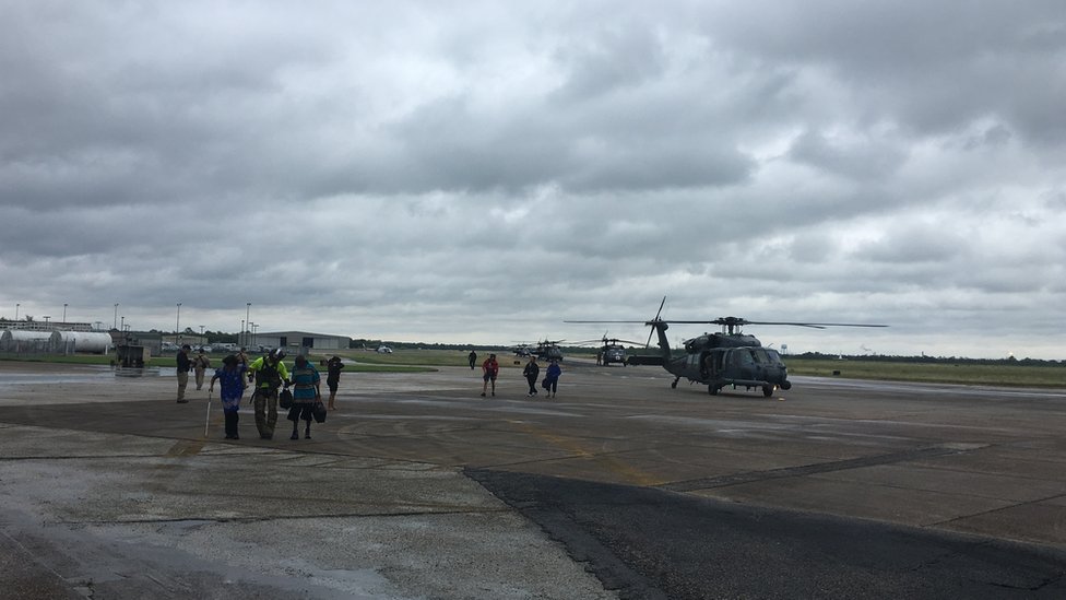 El aeropuerto de Jack Brooks, en las afueras de Port Arthur, es una de las bases para las operaciones de rescate. El aeropuerto de Jack Brooks