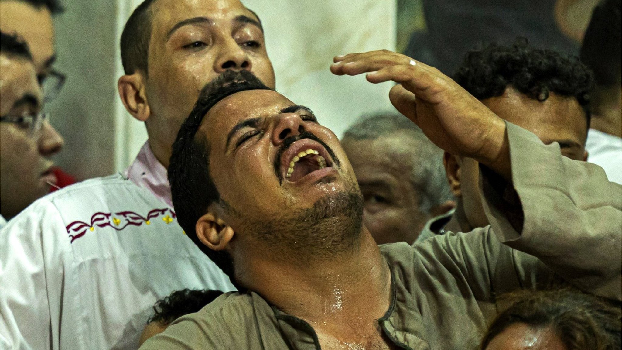 حريق كنيسة ابو سيفين: غضب مصري من "إهمال" وجدل حول "قانون بناء الكنائس" وتغريدة لساوريس