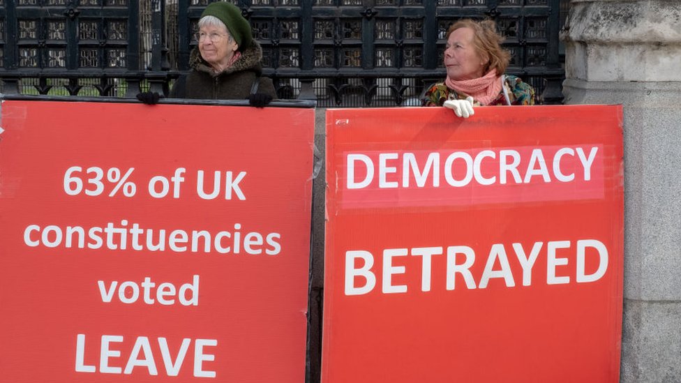 Muchos partidarios de Brexit no quieren que se este se siga postergando. Mujeres partidarias del Brexit.