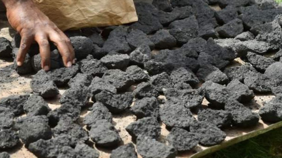Sojas snatch more dan 500 bags of charcoal from local traders