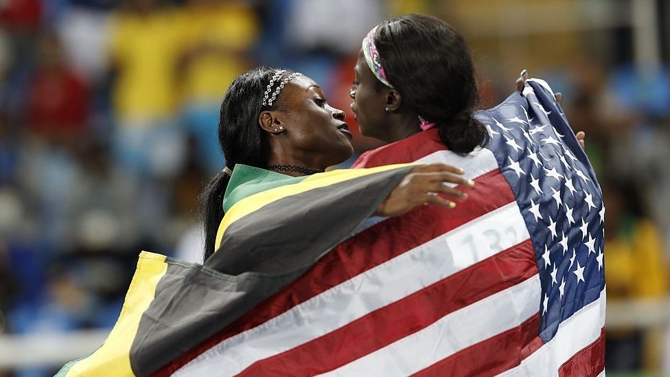 La medallista de oro Elaine Thompson de Jamaica abraza a la ganadora de plata Tori Bowie de EE.UU. después de los Juegos Olímpicos de Río 2016 en la final de 100 metros femeninos.