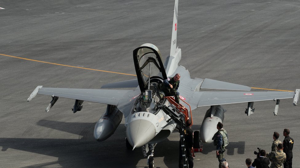 وزير الدفاع التركي بالقرب من طائرة F16