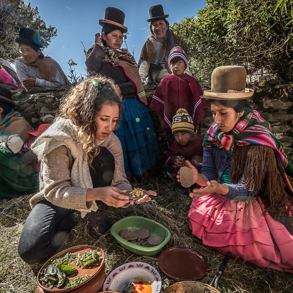 Marsia Taha con una comunidad rural en Bolivia