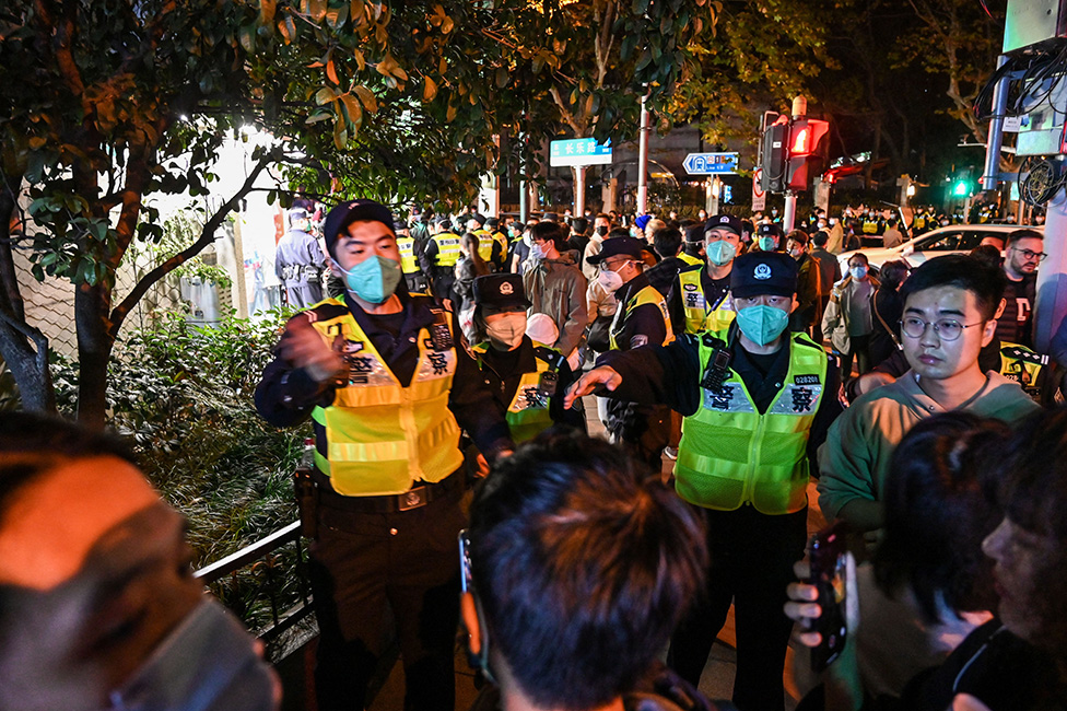 La policía intenta controlar a la multitud en Shanghái