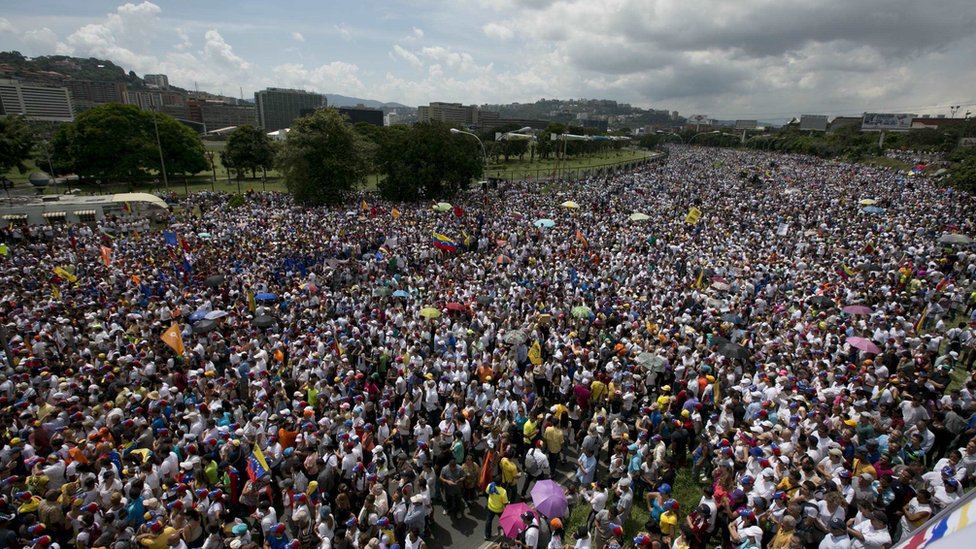 Масса людей выезжает на шоссе во время акции протеста против президента Николаса Мадуро в Каракасе, Венесуэла, в среду, 26 октября 2016 г.