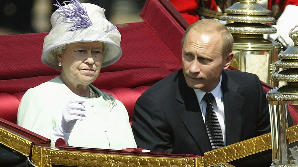 El presidente ruso Vladimir Putin, acompañado por la reina Isabel II durante su visita estatal en Londres en junio de 2003.