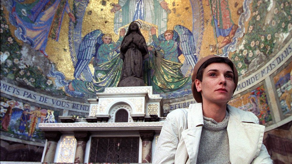 pevačica u crkvi 1999.
