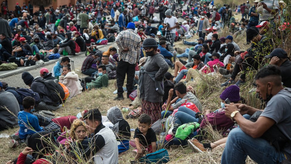 Migrantes de la caravana descansan en la frontera entre Guatemala y Honduras.