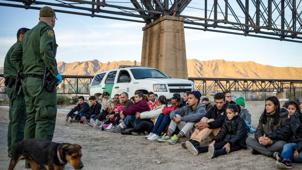 Migrantes detenidos en la frontera de EE.UU.