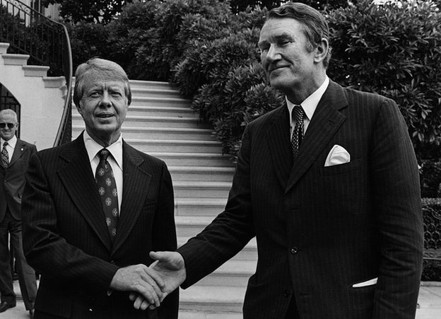 Премьер-министр Австралии Малкольм Фрейзер приветствует президента Джимми Картера в Белом доме в 1977 году.