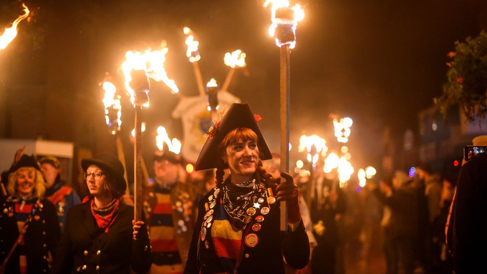 Общества костра проходят по улицам во время традиционного празднования Ночи костра