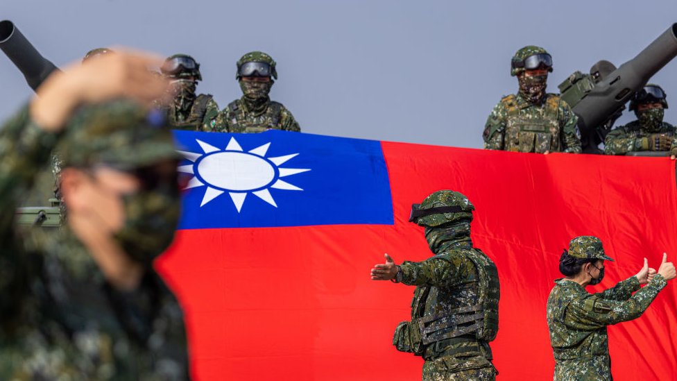 Soldados taiwaneses portando la bandera nacional durante unos ejercicios.