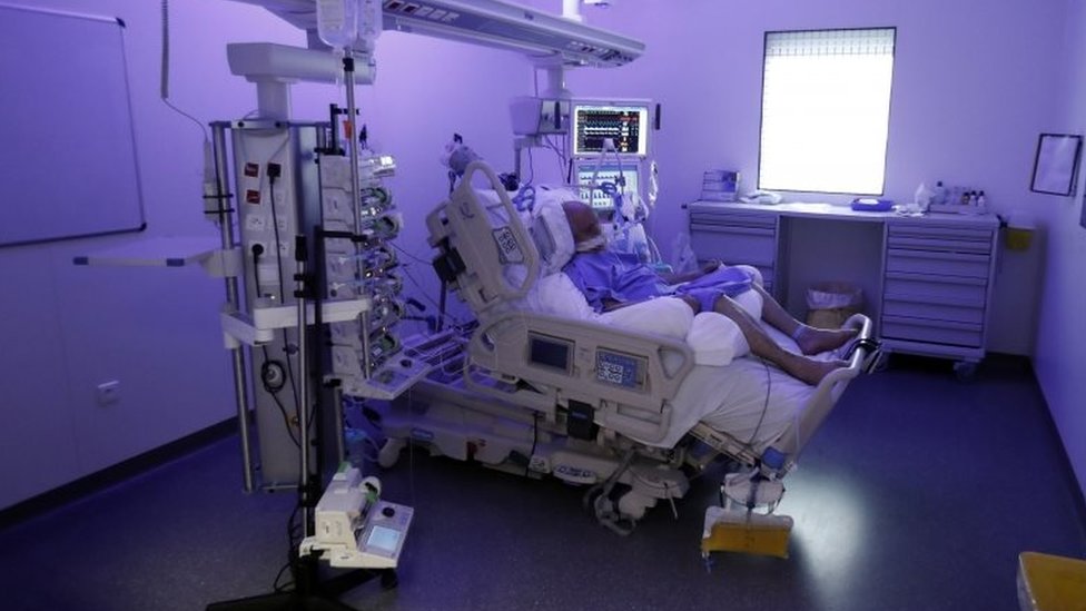 Coronavirus: Marseille's Covid-19 hospital beds 'close to saturation' - BBC News
