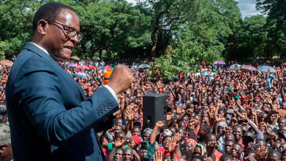 Президент Партии Конгресса Малави (MCP) Лазарус Чаквера обращается к своим сторонникам во время празднования возле штаб-квартиры MCP в Лилонгве 4 февраля 2020 г.