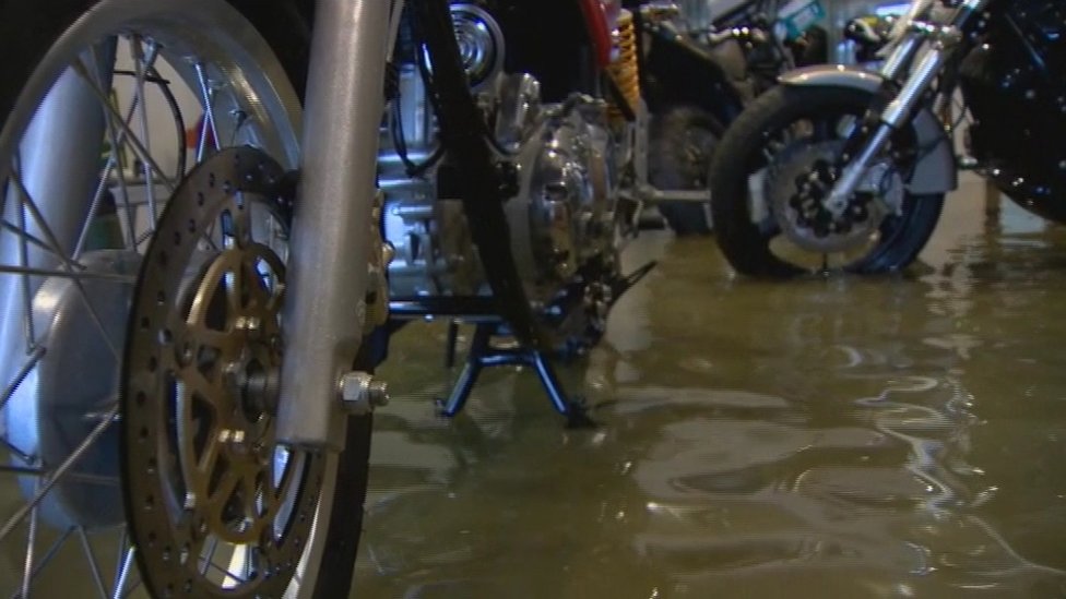 Наводнение внутри мотоциклетного бизнеса в порту Киннего на берегу Лох-Ней