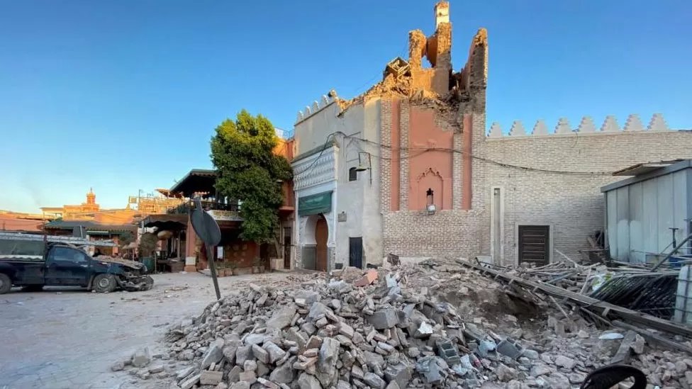 أصبحت الأضرار التي لحقت بالمباني مثل هذا المسجد واضحة بعد شروق شمس يوم السبت