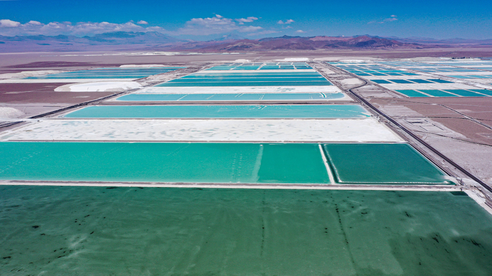 Pogled iz vazduha na SKM jezerce sa slanom vodom u pustinji Atakama, Čile, 12. septembra 2022.